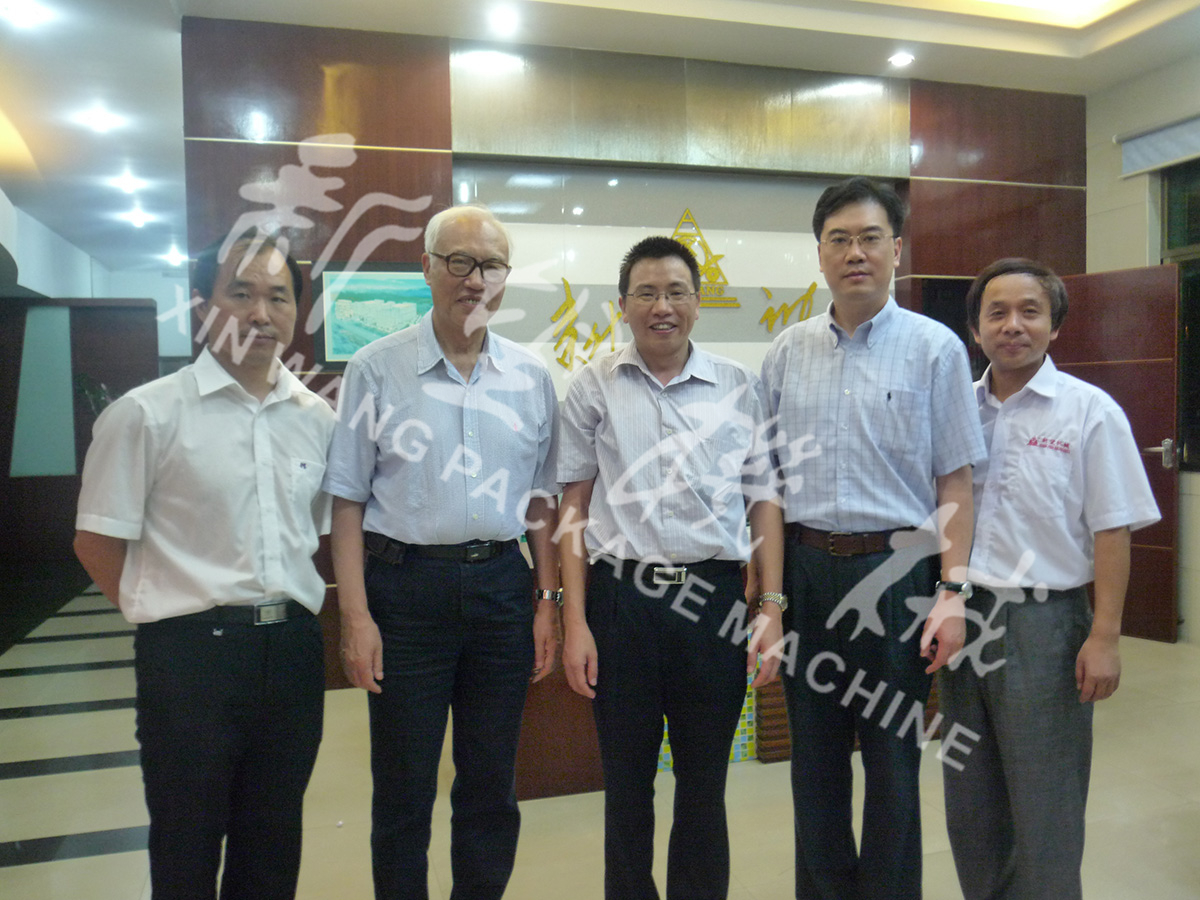 中國工程院院士段正澄、中國工程院院士、華中科技大學黨委書記邵新宇、廣東省智能機器人研究院院長張國軍一行蒞臨新望公司考察指導