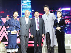 新望董事長羅永輝與著名歌星劉尊老師、汪正正老師、郭津彤老師、主持人雅琪在北京電視臺錄制節目現場親切合影